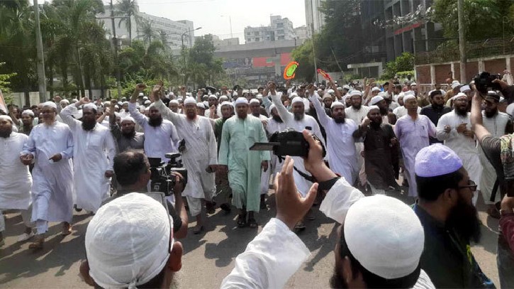 ঢাকার বিভিন্ন স্থান থেকে সমাবেশে জড়ো হচ্ছে ছাত্র-জনতা ঢাকার বিভিন্ন স্থান থেকে সমাবেশে জড়ো হচ্ছে ছাত্র-জনতা