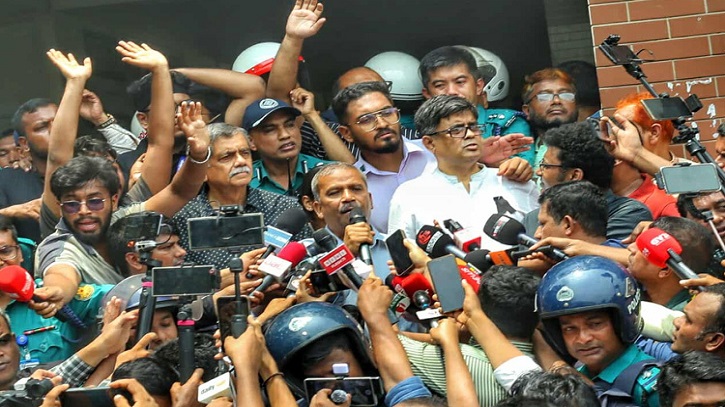 মাইলস্টোনে দুই উপদেষ্টাকে অবরুদ্ধ করে ‘ভুয়া ভুয়া’ স্লোগান মাইলস্টোনে দুই উপদেষ্টাকে অবরুদ্ধ করে ‘ভুয়া ভুয়া’ স্লোগান