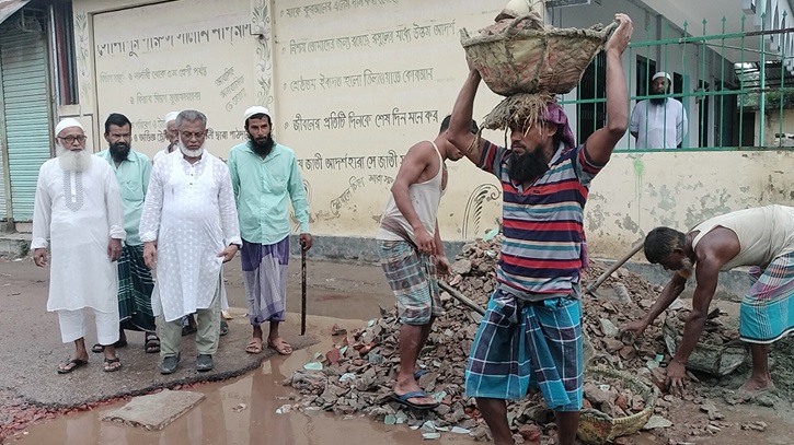 নোয়াখালীতে বিএনপি নেতার অর্থায়নে ২ কিলোমিটার সড়ক সংস্কার নোয়াখালীতে বিএনপি নেতার অর্থায়নে ২ কিলোমিটার সড়ক সংস্কার