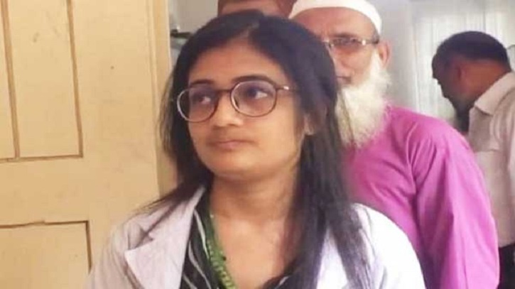 ’আপা’ সম্বোধনে সাংবাদিকের ওপর খেপলেন চিকিৎসক ’আপা’ সম্বোধনে সাংবাদিকের ওপর খেপলেন চিকিৎসক