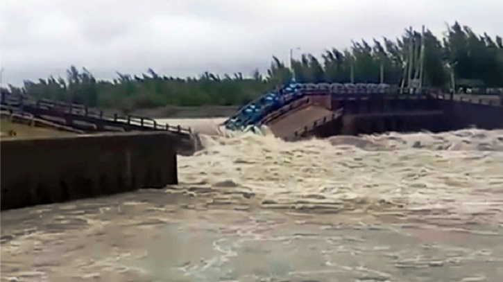 বন্যার পানির চাপে ভেঙে গেল মুছাপুর স্লুইসগেট বন্যার পানির চাপে ভেঙে গেল মুছাপুর স্লুইসগেট