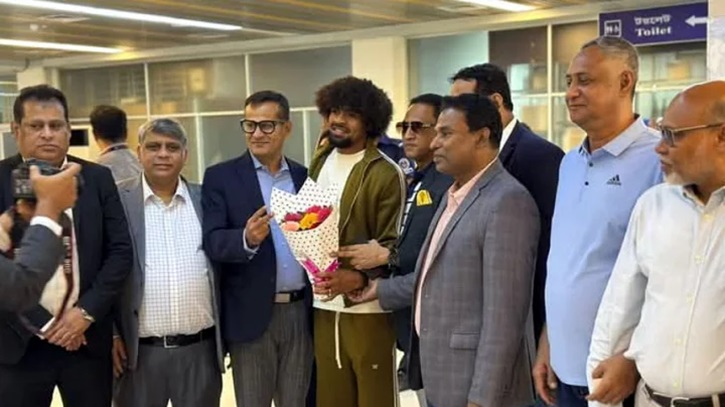 বাংলাদেশে পৌঁছেছেন হামজা চৌধুরী বাংলাদেশে পৌঁছেছেন হামজা চৌধুরী