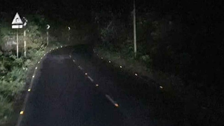 সড়কে গাছ ফেলে যানবাহনে ঘণ্টাব্যাপী দুর্ধর্ষ ডাকাতি সড়কে গাছ ফেলে যানবাহনে ঘণ্টাব্যাপী দুর্ধর্ষ ডাকাতি