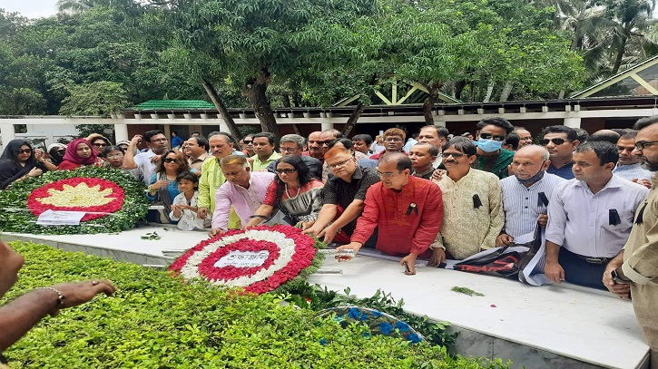 বঙ্গবন্ধুর সমাধিতে জাতীয় প্রেসক্লাব নেতৃবৃন্দের শ্রদ্ধা