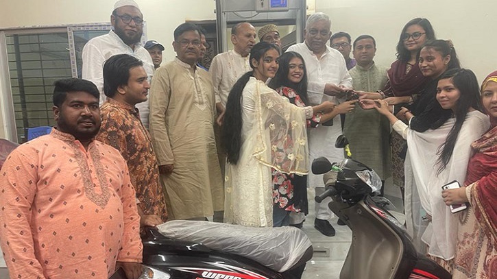 শিক্ষার্থীকে স্কুটি কিনে দিলেন স্বরাষ্ট্রমন্ত্রী শিক্ষার্থীকে স্কুটি কিনে দিলেন স্বরাষ্ট্রমন্ত্রী