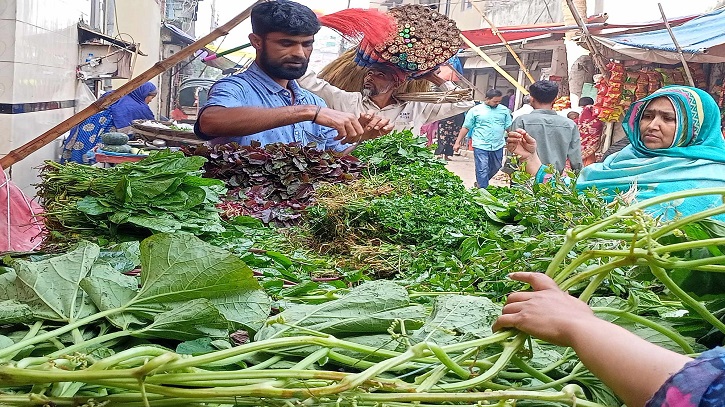 বাজারে শীতের সবজি, সস্তিতে ক্রেতারা বাজারে শীতের সবজি, সস্তিতে ক্রেতারা