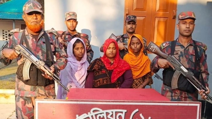 অবৈধভাবে ভারতে অনুপ্রবেশকালে শার্শা সীমান্তে ৩ বাংলাদেশি নারী আটক অবৈধভাবে ভারতে অনুপ্রবেশকালে শার্শা সীমান্তে ৩ বাংলাদেশি নারী আটক
