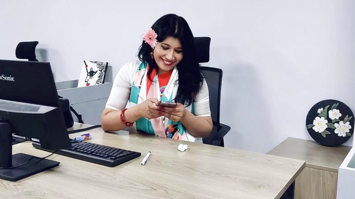 পরিবার সামলে স্বাবলম্বিতা: নারীর এগিয়ে যাওয়ার পথ পরিবার সামলে স্বাবলম্বিতা: নারীর এগিয়ে যাওয়ার পথ