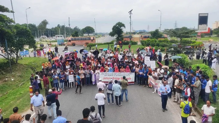 যমুনা সেতু অবরোধে ঢাকা-উত্তরবঙ্গ যোগাযোগ বিচ্ছিন্ন