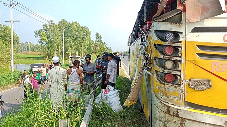 বাস-ট্রাক সংঘর্ষে নারীসহ প্রাণহানি ৩ বাস-ট্রাক সংঘর্ষে নারীসহ প্রাণহানি ৩