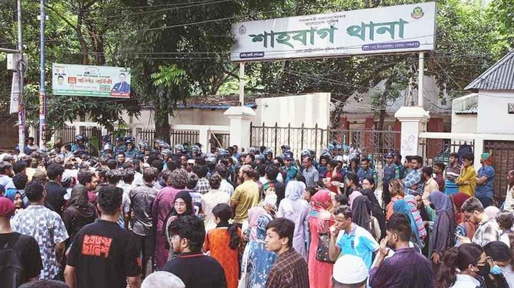 ঢাবি ছাত্র সাম্য হত্যার বিচার দাবিতে শাহবাগ থানা ঘেরাও ঢাবি ছাত্র সাম্য হত্যার বিচার দাবিতে শাহবাগ থানা ঘেরাও