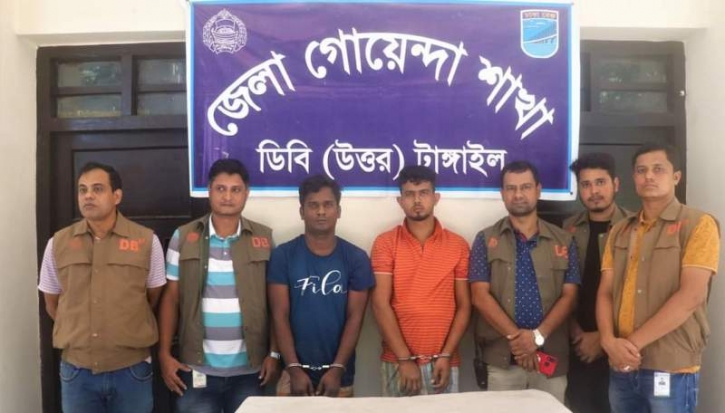 চলন্ত বাসে ডাকাতি-ধর্ষণ: আরও ২ আসামি গ্রেপ্তার চলন্ত বাসে ডাকাতি-ধর্ষণ: আরও ২ আসামি গ্রেপ্তার