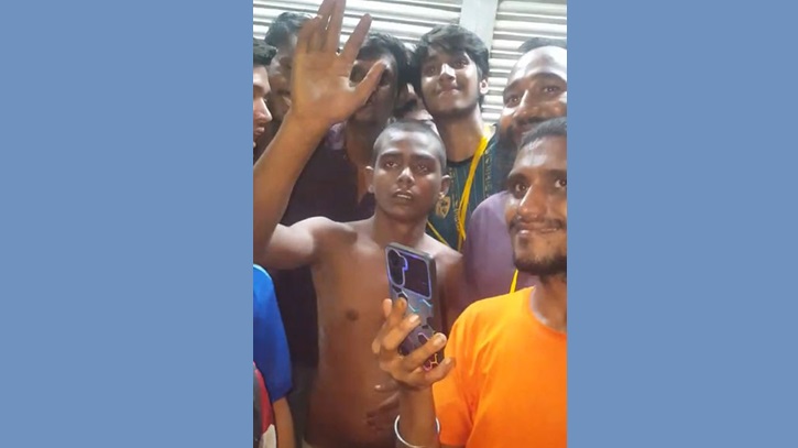ফুুলবাড়ীতে আটক চোরের শাস্তি গানের তালে নাচ ফুুলবাড়ীতে আটক চোরের শাস্তি গানের তালে নাচ