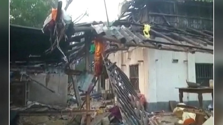 পশ্চিমবঙ্গে তৃণমূল নেতার বাড়িতে বোমা বিস্ফোরণ, প্রাণহানি ৩ পশ্চিমবঙ্গে তৃণমূল নেতার বাড়িতে বোমা বিস্ফোরণ, প্রাণহানি ৩