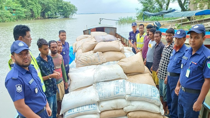 মধ্যনগরে ১৮০ বস্তা চিনিসহ চোরাকারবারি গ্রেফতার মধ্যনগরে ১৮০ বস্তা চিনিসহ চোরাকারবারি গ্রেফতার