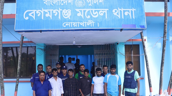 নোয়াখালীতে আগ্নেয়াস্ত্রসহ ৬ ডাকাত গ্রেফতার নোয়াখালীতে আগ্নেয়াস্ত্রসহ ৬ ডাকাত গ্রেফতার