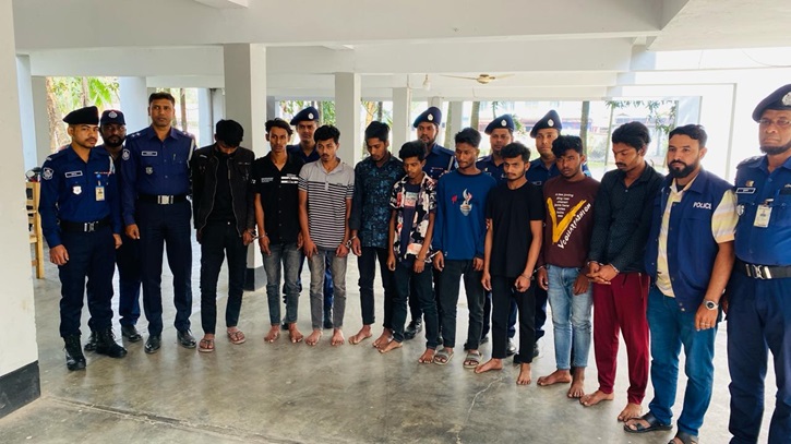 নোয়াখালীতে অস্ত্রসহ ৯ ডাকাত গ্রেফতার নোয়াখালীতে অস্ত্রসহ ৯ ডাকাত গ্রেফতার