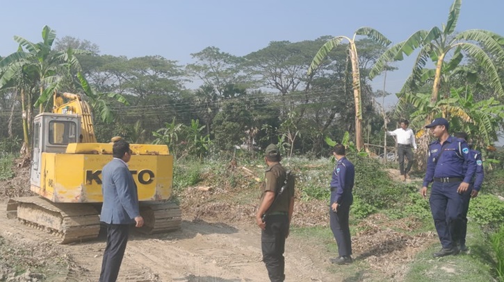 নোয়াখালীতে কৃষি জমির মাটি কাটায় জরিমানা নোয়াখালীতে কৃষি জমির মাটি কাটায় জরিমানা