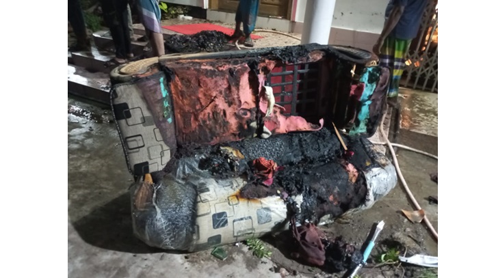 নোয়াখালীতে শহর আওয়ামী লীগের সভাপতি পিন্টুর বাড়ি ভাঙচুর-অগ্নিসংযোগ নোয়াখালীতে শহর আওয়ামী লীগের সভাপতি পিন্টুর বাড়ি ভাঙচুর-অগ্নিসংযোগ