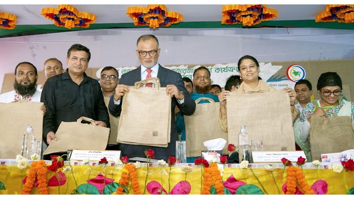 সাশ্রয়ী মূল্যের পাটের ব্যাগ ব্যবহারে পরিবেশ উপদেষ্টার আহ্বান