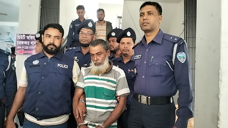 ভোটের রাতে গৃহবধূকে ধর্ষণ: আসামি গ্রেফতার ভোটের রাতে গৃহবধূকে ধর্ষণ: আসামি গ্রেফতার