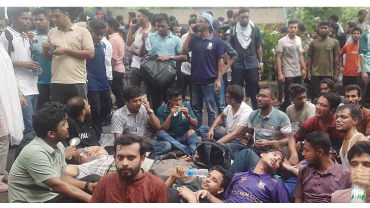 পুলিশের টিয়ারগ্যাস ও লাঠিচার্জে আহত জবি’র ২৫ শিক্ষার্থী ঢামেকে পুলিশের টিয়ারগ্যাস ও লাঠিচার্জে আহত জবি’র ২৫ শিক্ষার্থী ঢামেকে