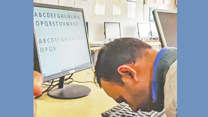 নাক দিয়ে টাইপ করে বিশ্ব রেকর্ড