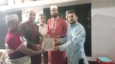 শিবগঞ্জে শিক্ষার্থীদের মাঝে পবিত্র কুরআন বিতরণ
