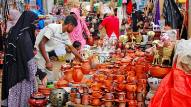 দোয়েল চত্বরে হাতে তৈরি মৃৎশিল্পের পসরা