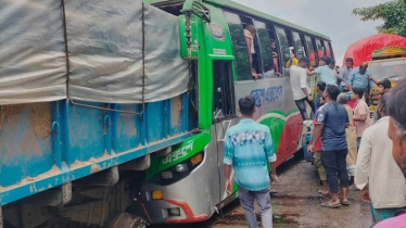 সোনাইমুড়ীতে দাঁড়িয়ে থাকা ট্রাকে বাসের ধাক্কা, মৃত্যু ১