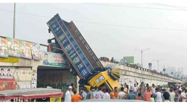 ফ্লাইওভার থেকে ট্রাক পড়ে গেল রিকশাচালকের প্রাণ