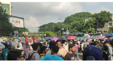 শাহবাগে বুয়েট শিক্ষার্থীদের সড়ক অবরোধ