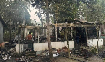 আনন্দ শোভাযাত্রায় মোটিফ বানানো চিত্রশিল্পীর বাড়িতে আগুন