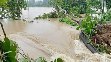 ঢলে ভেঙে গেল ৩ নদীর বাঁধ, ডুবে গেল ৩০ গ্রাম