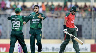 ব্যাটিং ধসে ধুঁকছে বাংলাদেশ