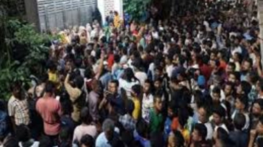 মধ্যরাতে আইভীর বাসায় পুলিশের অভিযান, বাড়ি ঘিরে রেখেছে জনতা