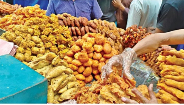 ইফতার বাজার: দাম চড়া, বিক্রিতে ভাটা
