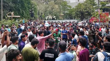 কাকরাইল মোড়ে জবি শিক্ষক-শিক্ষার্থীদের অবস্থান কর্মসূচি