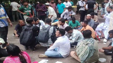 জুলাই ঘোষণাপত্রের দাবিতে যমুনার সামনে অবস্থান