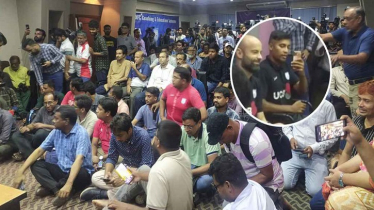 আসন না পেয়ে ফ্লোরে সাংবাদিকরা, ভিডিও করলেন জামাল