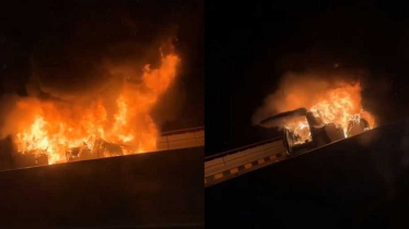 রাজধানীতে ফ্লাইওভারে আগুনে পুড়ল মাইক্রোবাস