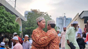 জাতীয় মসজিদে ঈদের প্রথম জামাতে মুসল্লিদের ঢল