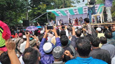 মঞ্চে জুমার নামাজ আদায় শেষে আন্দোলনকারীদের সমাবেশ শুরু