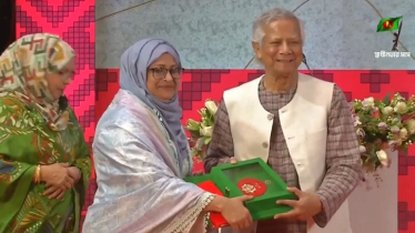 সাত বিশিষ্টজনকে স্বাধীনতা পুরস্কার তুলে দিলেন প্রধান উপদেষ্টা
