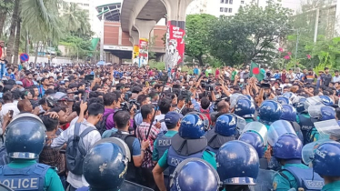 শাহবাগে পুলিশ-শিক্ষার্থী মুখোমুখি, থমথমে পরিস্থিতি