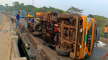 ট্রাক উল্টে ঢাকা-চট্টগ্রাম মহাসড়কে ৮ কিলোমিটার যানজট