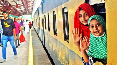 নির্ধারিত সময়ে ছাড়ছে ট্রেন, স্বস্তিতে যাত্রীরা 