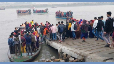 জীবনের ঝুঁকি নিয়ে ট্রলারে পানগুছি নদী পারাপার