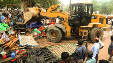 সোহরাওয়ার্দী উদ্যানে শতাধিক অবৈধ স্থাপনা গুঁড়িয়ে দিলো দক্ষিণ সিটি