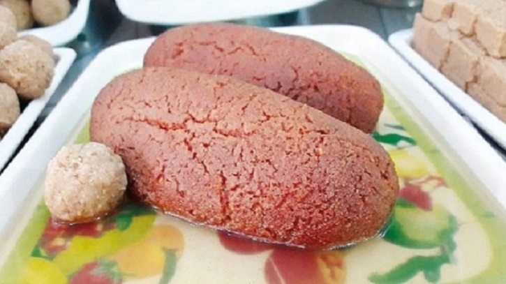 নেত্রকোণা শত বছরের বালিশ মিষ্টি